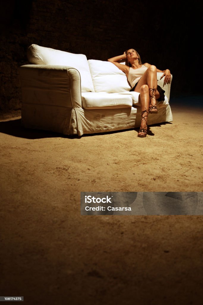 Jovem mulher sentada no sofá na área abandonado - Royalty-free 20-24 Anos Foto de stock