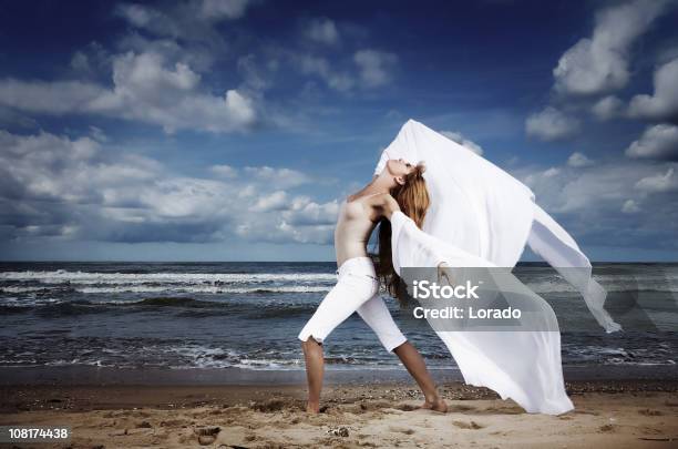 Mulher Posando Na Praia - Fotografias de stock e mais imagens de Sandhills - Nebrasca - Sandhills - Nebrasca, Rebentação, Têxtil