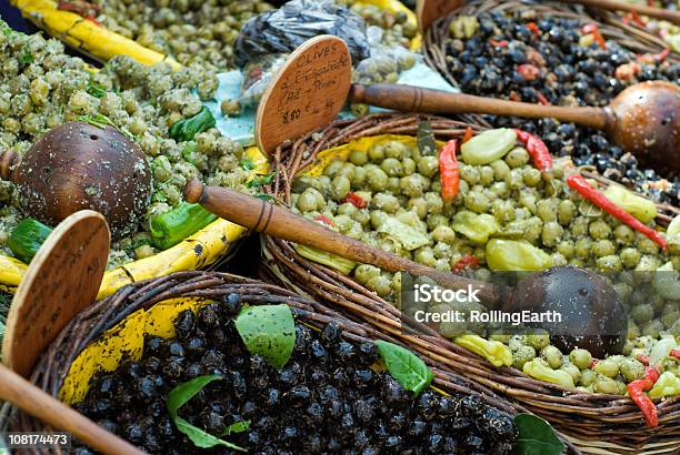 Olives В Французский Рынок — стоковые фотографии и другие картинки Без людей - Без людей, Большая группа объектов, Вариация