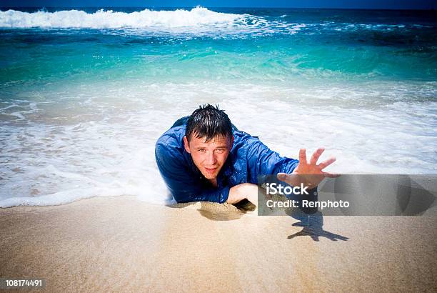 Foto de Homem Alcançando Ajuda Shipwrecked e mais fotos de stock de Cansado - Cansado, Praia, Ilha