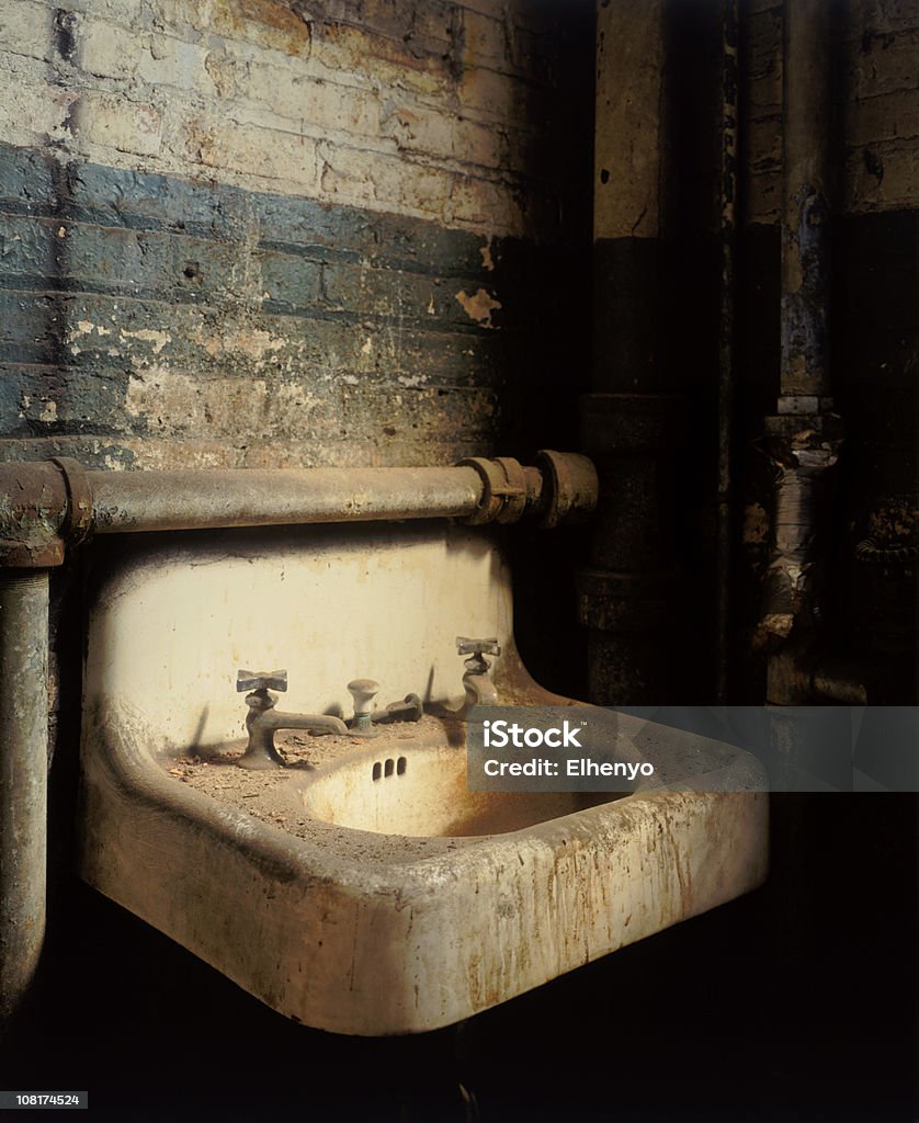 アンティークウォッシュシンクの汚れた工場 - カラー画像のロイヤリティフリーストックフォト