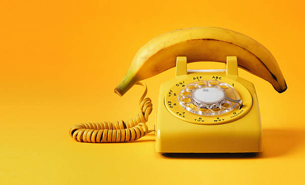 teléfono tipo banana - amarillo color fotos fotografías e imágenes de stock