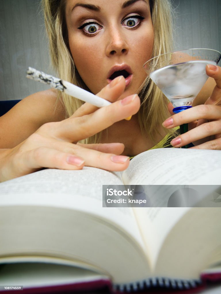 Jovem mulher fumar cigarros e leitura - Foto de stock de 20-24 Anos royalty-free