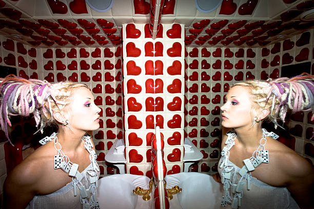menina no espelho - necklace human hair women bizarre imagens e fotografias de stock
