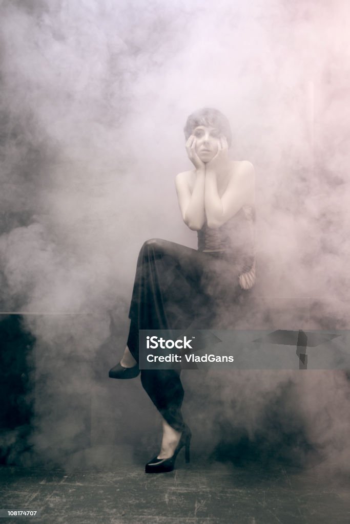 sexy Dziewczyna w Dym - Zbiór zdjęć royalty-free (Cała postać)