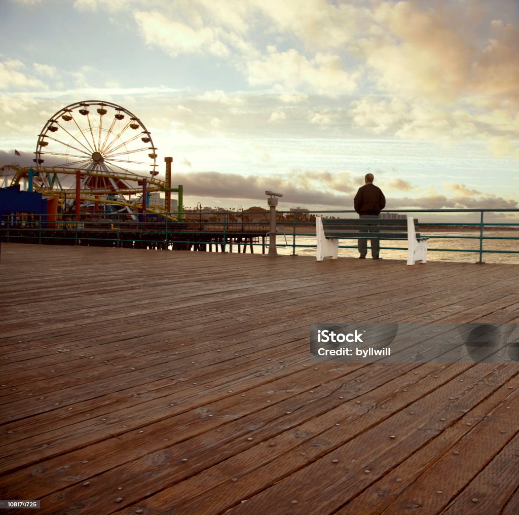 Homem de pé em monoterapia no Pier de Santa Mônica ao pôr do sol - Royalty-free Santa Monica Foto de stock
