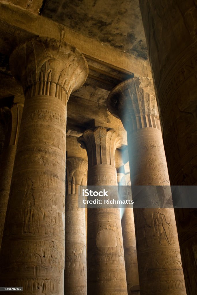 이집트어 컬럼 부축하기 the Temple of 호루스 - 로열티 프리 0명 스톡 사진
