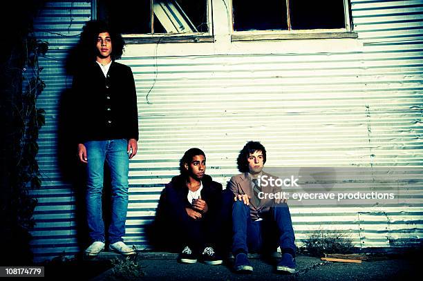 Trzy Miejski Grunge Nastoletni Chłopcy - zdjęcia stockowe i więcej obrazów Adolescencja - Adolescencja, Afro, Afroamerykanin