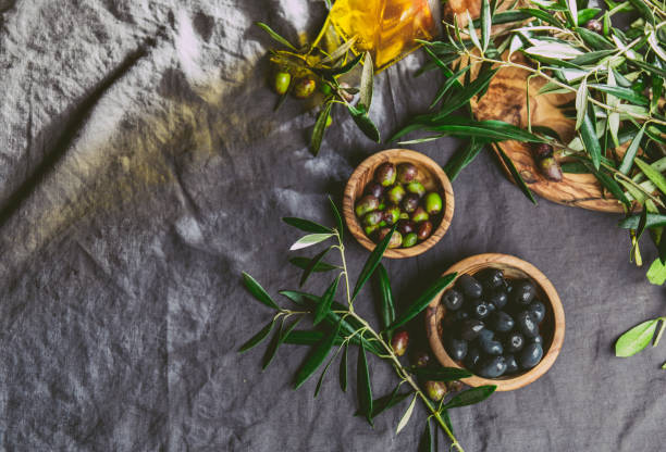 oliven. oliven, oliven-ast. öl auf leinen tischdecke - golden beet water fruits and vegetables raw food stock-fotos und bilder