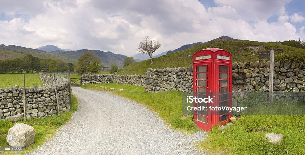 Telefon czerwone pole, Lake District, Wielka Brytania - Zbiór zdjęć royalty-free (Budka telefoniczna)