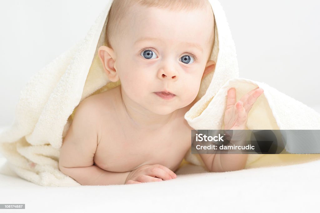 Ritratto di bambino appena nato nascondere sotto asciugamano - Foto stock royalty-free di Asciugamano