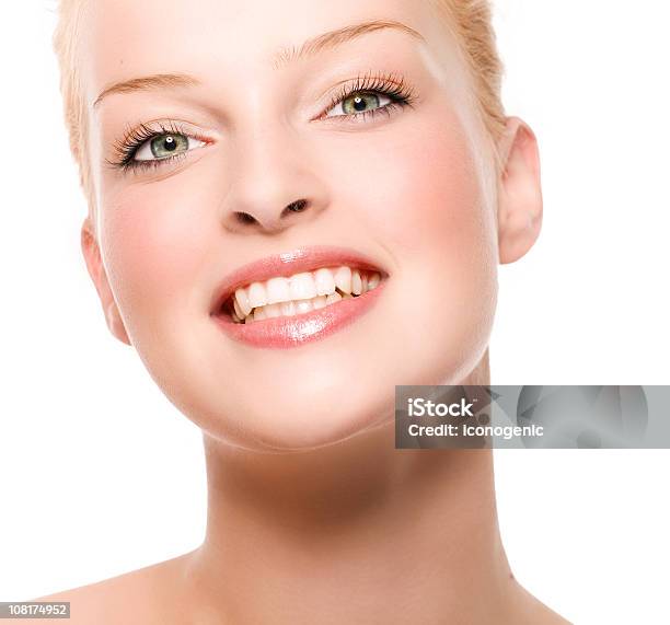 Retrato De Mujer Joven Natural Foto de stock y más banco de imágenes de Adulto - Adulto, Adulto joven, Alegre