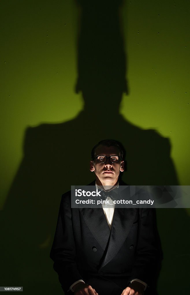 Uomo con grandi ombra - Foto stock royalty-free di Adulto