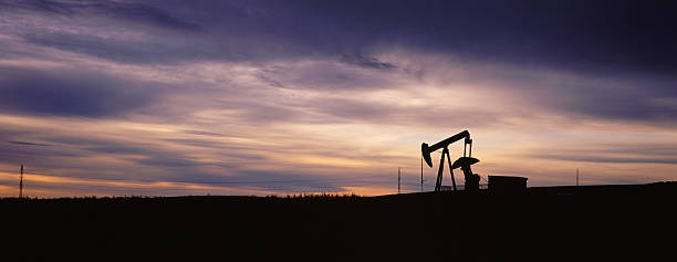 bomba jack panorama ao pôr do sol - oil pump oil industry alberta equipment imagens e fotografias de stock