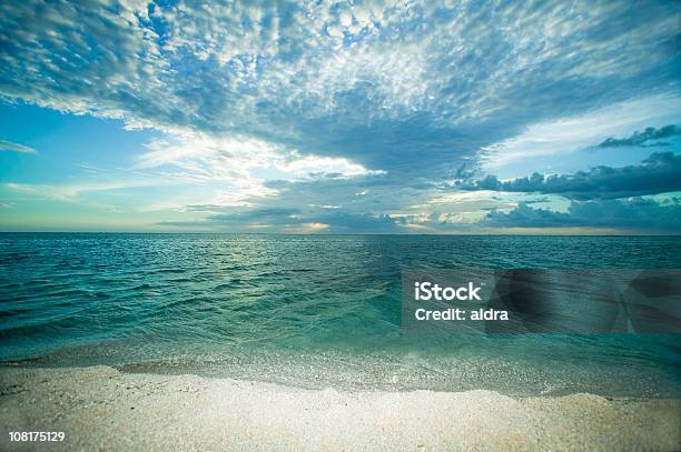 Paesaggio Della Spiaggia E Il Bordo Dellacqua Con Nuvole In Cielo - Fotografie stock e altre immagini di Acqua
