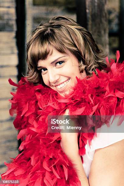 Photo libre de droit de Femme Portant Boa En Plume banque d'images et plus d'images libres de droit de Boa en plume - Boa en plume, Rouge, 20-24 ans