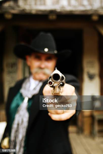 Foto de Retrato De Cowboy Segurando Arma Up e mais fotos de stock de Adulto - Adulto, Antigo, Arma de Fogo