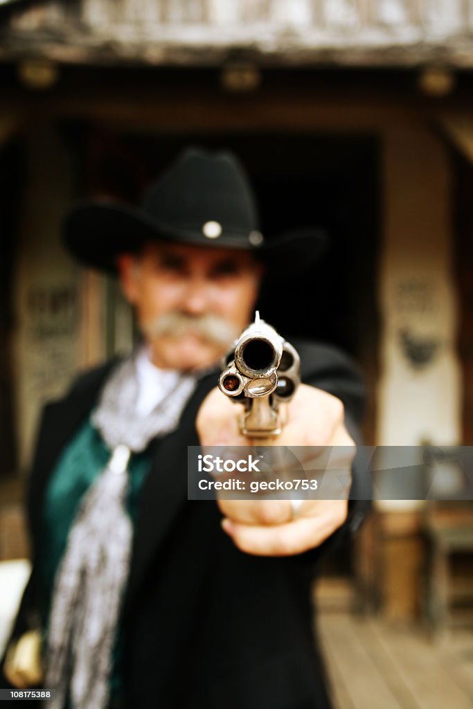 Портрет Ковбой держит пистолет Up - Стоковые фото Вертикальный роялти-фри