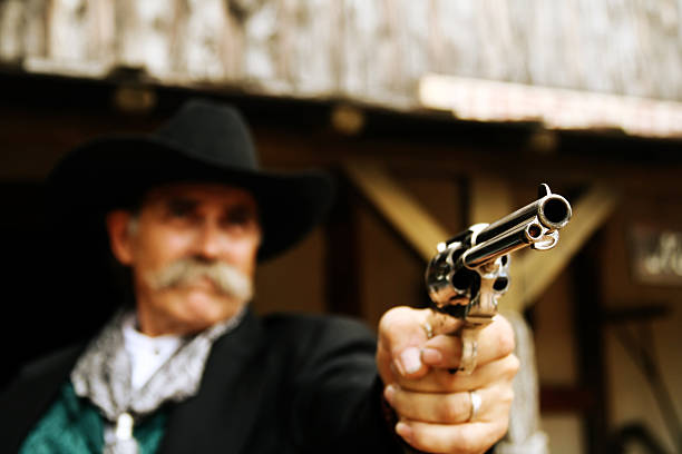 retrato de vaquero de sujeción de pistola - sheriffs deputy fotografías e imágenes de stock