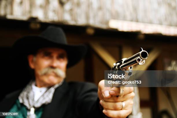 Retrato De Cowboy Segurando Arma - Fotografias de stock e mais imagens de Vaqueiro - Vaqueiro, Revólver, Disparar