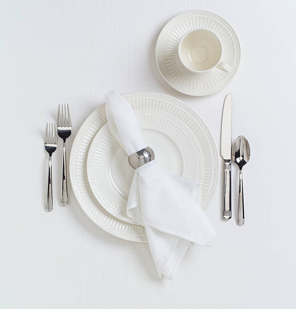 blanca lugar ambiente con platos de mesa - silverware place setting napkin fork fotografías e imágenes de stock