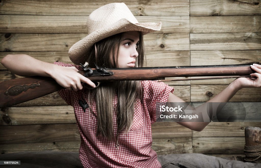 Cowgirl Frau hält Gewehr - Lizenzfrei Cowgirl Stock-Foto