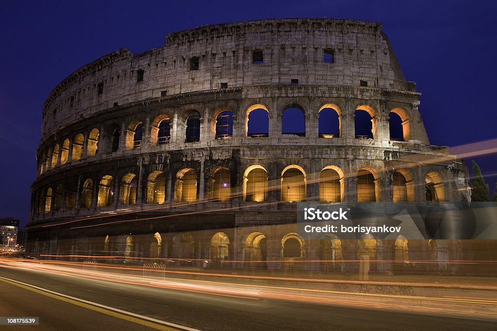 Automobili guidano dal Colosseo di Roma a notte - Foto stock royalty-free di Ambientazione esterna