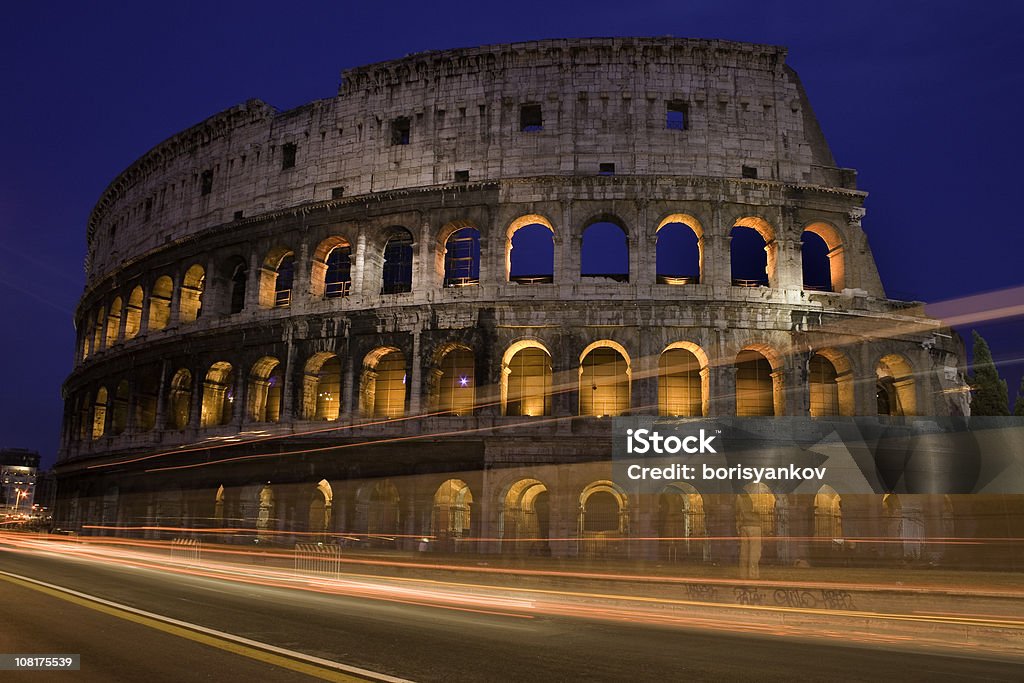 Carros de condução por Coliseu em Roma à noite - Royalty-free Anfiteatro Foto de stock