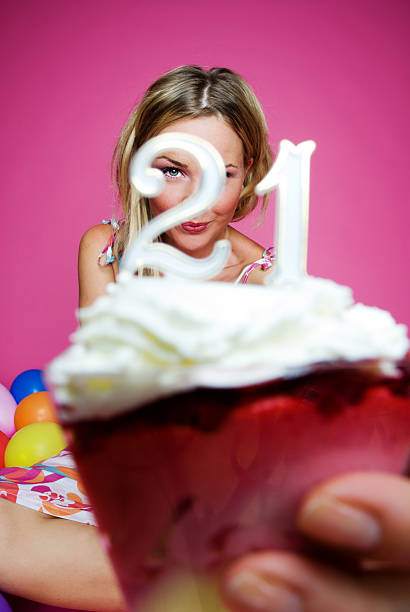 young woman holding 21 birthday cake - 21e verjaardag stockfoto's en -beelden