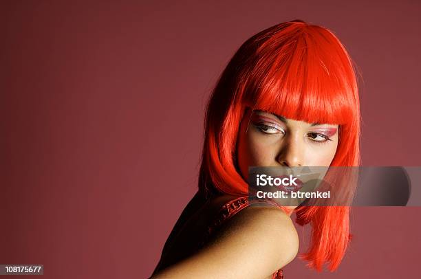 Foto de Cabeça Vermelha e mais fotos de stock de Peruca - Peruca, Franja - Estilo de cabelo, Olhar por Cima do Ombro