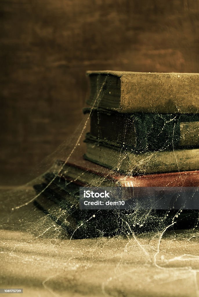 Antike alte Bücher und in Cobwebs - Lizenzfrei Buch Stock-Foto