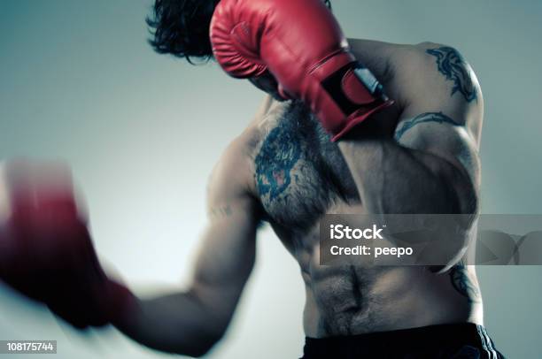 С Открытой Грудью Мужчины В Red Boxing Gloves — стоковые фотографии и другие картинки Агрессия - Агрессия, Боевая стойка, Боевые искусства