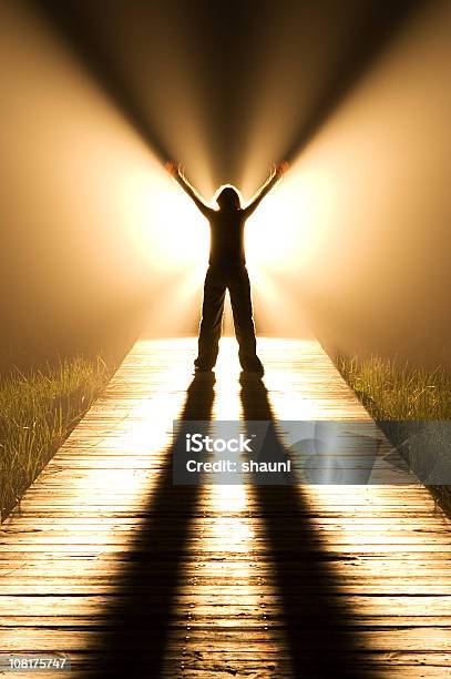 Alas De Luz Foto de stock y más banco de imágenes de Alzar los brazos - Alzar los brazos, Silueta, Personas