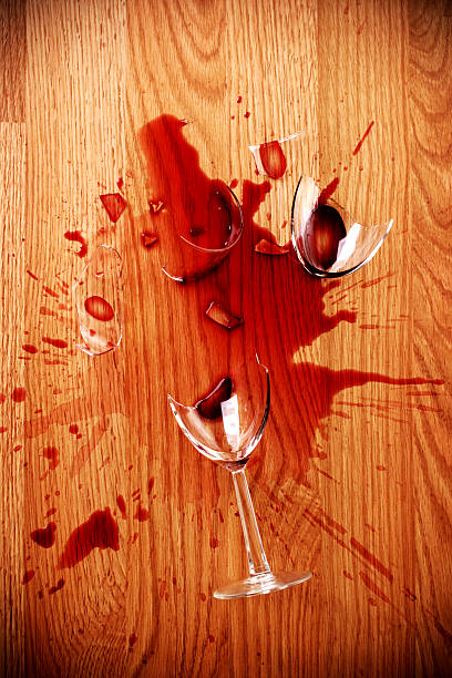 broken copa de vino tinto en el piso de madera dura - glass broken spilling drink fotografías e imágenes de stock