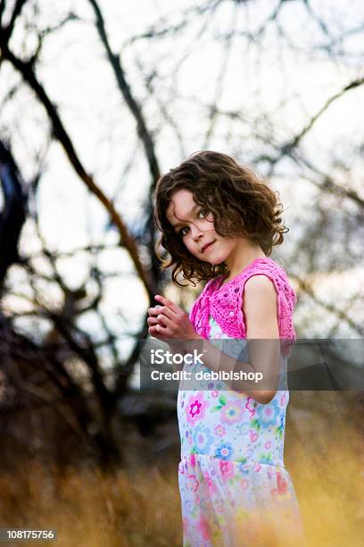 Foto de Retrato De Menina Em Pé Em Campo e mais fotos de stock de 6-7 Anos - 6-7 Anos, Beleza, Beleza natural - Natureza