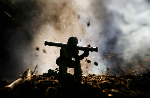 Soldado de juguete incendios un lanzacohetes atacado photo