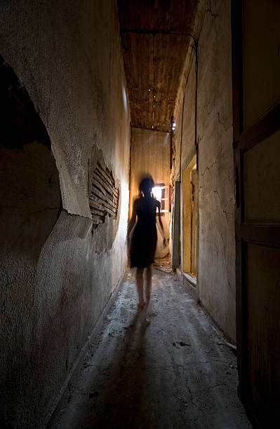mujer caminando por hall - spooky corridor horror entrance hall fotografías e imágenes de stock