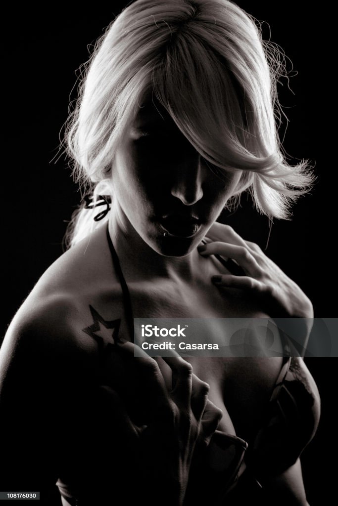 Retrato de mulher jovem em fundo preto, Low Key tons - Foto de stock de 20-24 Anos royalty-free