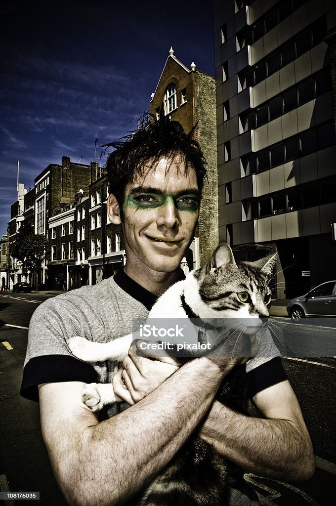 Cat in Street を持つ男性 - 1人のロイヤリティフリーストックフォト