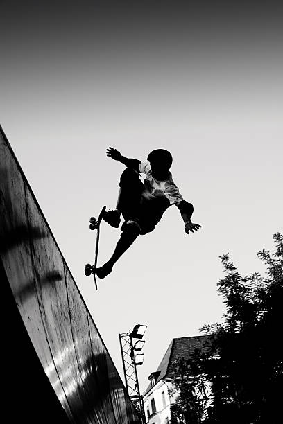 silhueta de praticante de skate na rampa, preto e branco - skateboard contest imagens e fotografias de stock