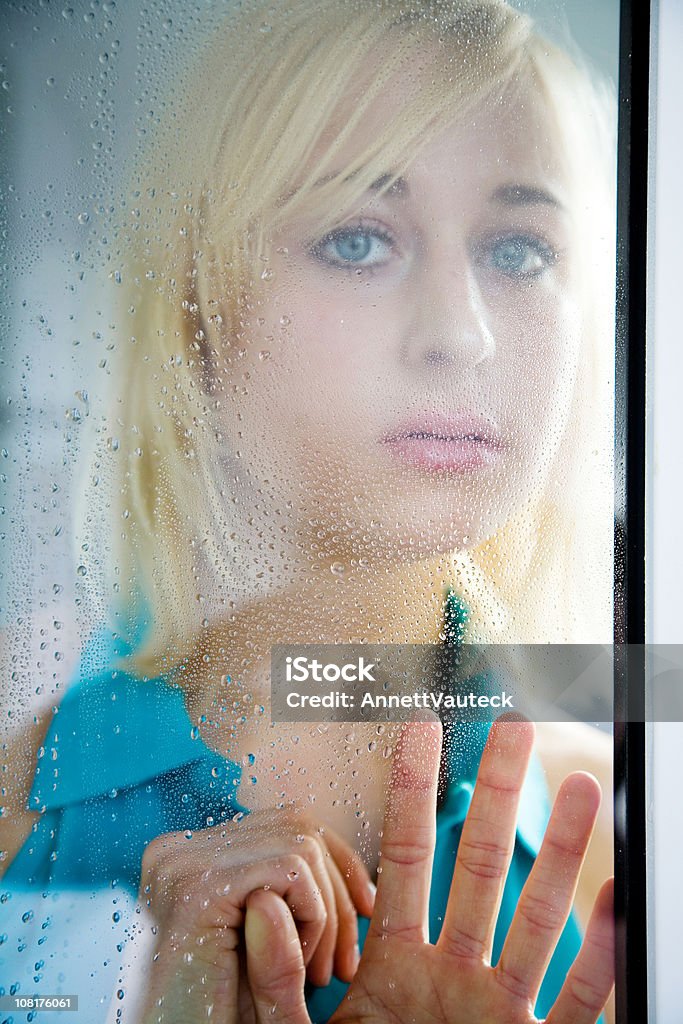 Mulher jovem triste olhando para fora da janela de chuva - Royalty-free 20-29 Anos Foto de stock