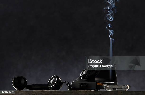 Schwarz Vintage Telefon Und Zigarette In Aschenbecher Auf Dem Tisch Stockfoto und mehr Bilder von Aschenbecher