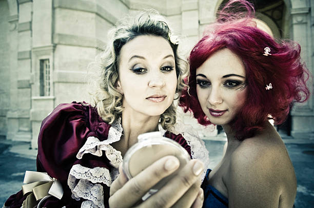 mulheres vestidas em trajes barroca olhando no espelho de bolso - mirror women baroque style fashion - fotografias e filmes do acervo