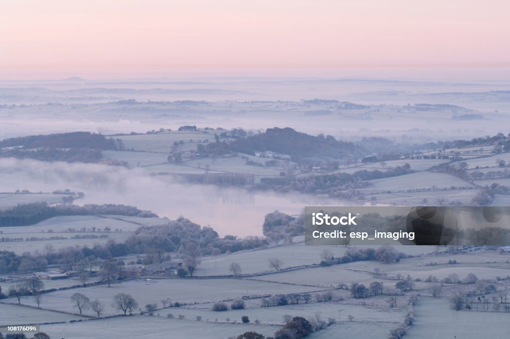 Brouillard, la neige, l'hiver paysage de la campagne anglaise - Photo de Angleterre libre de droits