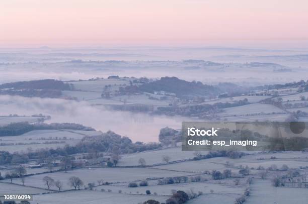 Photo libre de droit de Brouillard La Neige Lhiver Paysage De La Campagne Anglaise banque d'images et plus d'images libres de droit de Angleterre