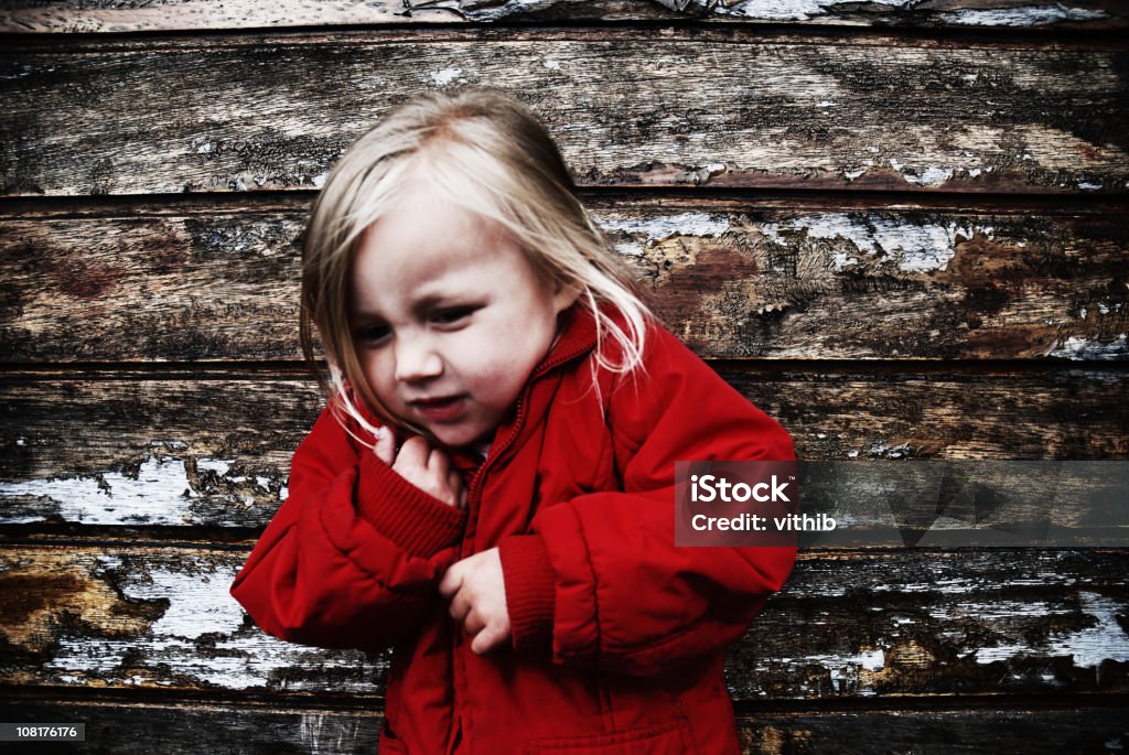 Dziewczynka noszenie czerwony płaszcz na drewniane tło Grunge - Zbiór zdjęć royalty-free (Blond włosy)