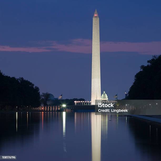 Washington Monument Riflettendo Sulla Piscina Di Notte - Fotografie stock e altre immagini di Notte