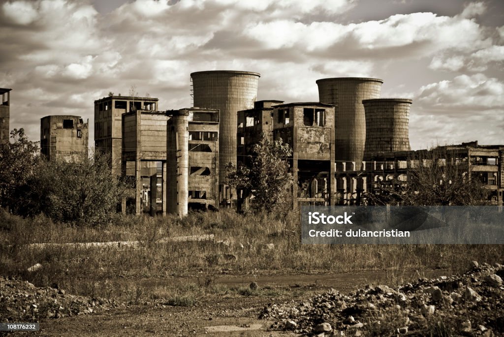 Vecchio abbandonato fabbrica, bianco e nero - Foto stock royalty-free di Abbandonato