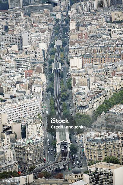 Estación De Montparnasse Vista De La Ciudad De París Con Los Trenes Y Edificios Foto de stock y más banco de imágenes de Aire libre