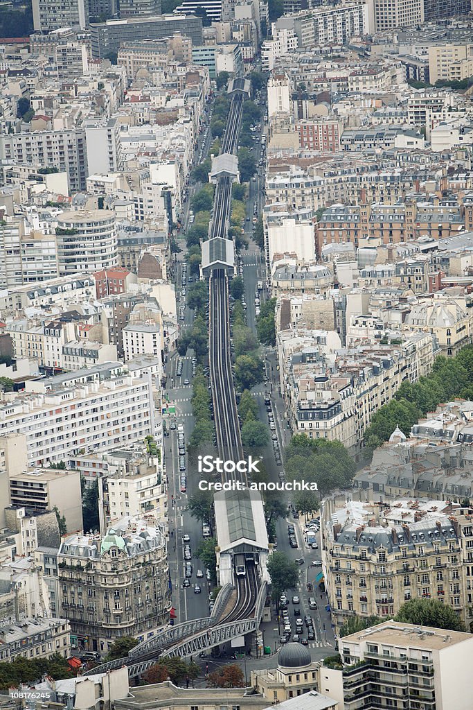 Vista da paisagem urbana de Paris Gare Montparnasse, com trens e edifícios - Foto de stock de Arquitetura royalty-free